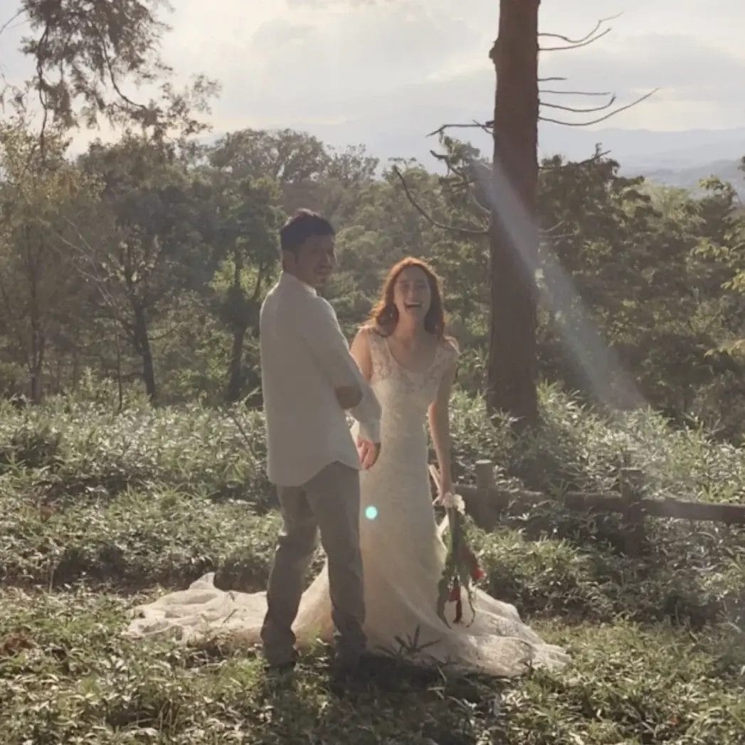 ウェディングドレスとタキシード姿の幸せなカップル｜岡山の結婚相談所 blue bees Okayama